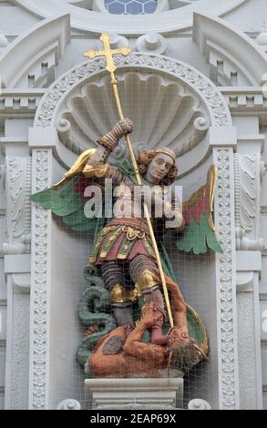 Saint Michel terrassant le dragon, statue sur le portail de l'église de Saint Leodegar à Lucerne, Suisse Banque D'Images