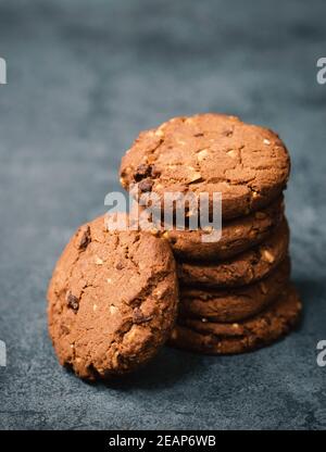 Biscuits aux noisettes et au chocolat, bonbons sombres, espace vide pour le texte