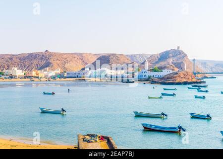 Vue sur les bateaux de pêche qui s'ancrent dans une baie de la ville omanaise d'Al Ayjah. Banque D'Images