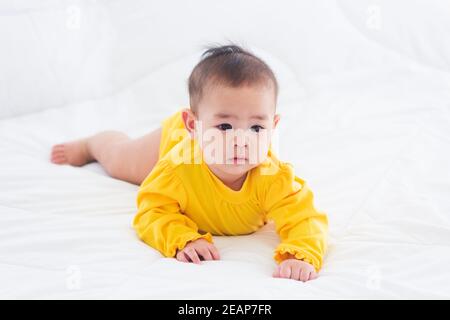 nouveau-né petit bébé couché sur le lit à la maison Banque D'Images