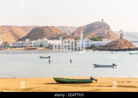 Vue sur les bateaux de pêche qui s'ancrent dans une baie de la ville omanaise d'Al Ayjah. Banque D'Images