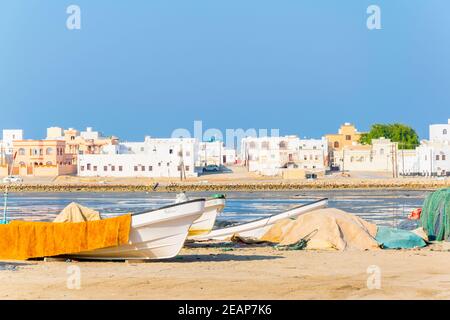 Vue sur les bateaux de pêche qui s'ancrent dans une baie de la ville omanaise d'Al Ayjah. Banque D'Images