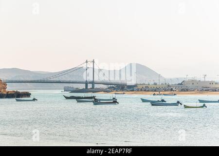 Vue sur les bateaux de pêche qui s'ancrent dans une baie de la ville omanaise d'Al Ayjah. Banque D'Images