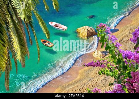 Vue aérienne idyllique sur la plage de sable de la Côte d'Azur Banque D'Images