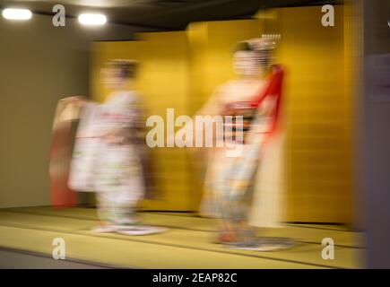 Mouvement artistique exposition longue deux Geishas danse cérémonie, image fantôme. Rouge, blanc, noir et or kimono Kyoto, Japon, Asie Banque D'Images