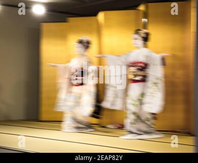 Mouvement artistique exposition longue deux Geishas danse cérémonie, image fantôme. Rouge, blanc, noir et or kimono Kyoto, Japon, Asie Banque D'Images