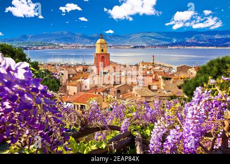 Tour de l'église du village de Saint Tropez et vue sur les vieux toits Banque D'Images