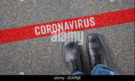 Ligne rouge sur l'asphalte - coronavirus Banque D'Images