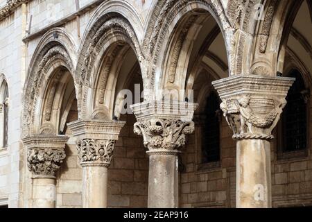 Colonnes et extérieur du Palais du Duc (Knezev dvor) dans la vieille ville de Dubrovnik, Croatie Banque D'Images
