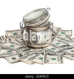 Un bocal en verre rempli de dollars parmi une centaine de dollars sur un fond blanc Banque D'Images