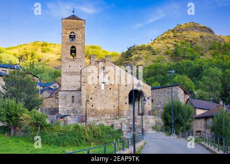Vue sur la façade principale de l'église romane de la Nativité de Durro, site classé au patrimoine de l'UNESCO, vallée de Boi, Catalogne, Espagne Banque D'Images