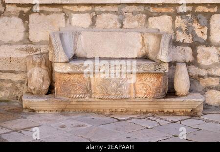 Banc de pierre devant le Trésor de l'évêque dans la vieille ville de Korcula, Dalmatie, Croatie Banque D'Images