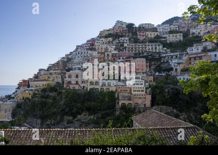 Vue panoramique de Positano sur la côte de la mer méditerranée, Italie. La côte amalfitaine est une destination populaire de voyage et de vacances en Europe. Banque D'Images