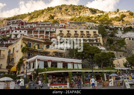 Vue panoramique de Positano sur la côte de la mer méditerranée, Italie. La côte amalfitaine est une destination populaire de voyage et de vacances en Europe. Banque D'Images