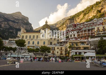 Vue panoramique de Positano sur la côte de la mer méditerranée, Italie. La côte amalfitaine est une destination populaire de voyage et de vacances en Europe. Banque D'Images