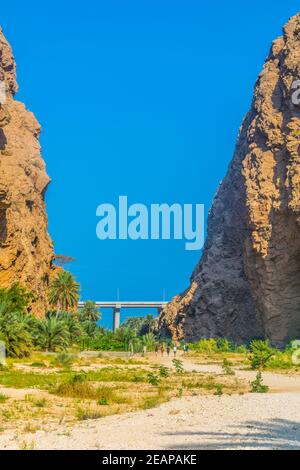 Vue sur un pont au-dessus de l'entrée du Wadi Shab à Oman. Banque D'Images