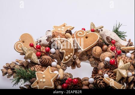 Décorations de Noël avec des cônes de pin, des noix et des biscuits de Noël faits main Banque D'Images