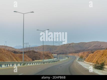 Vue sur une route menant à Muscat en Oman. Banque D'Images