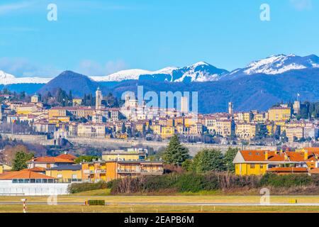 Vue aérienne de la ville italienne Bergame vue depuis l'aéroport adjacent Banque D'Images