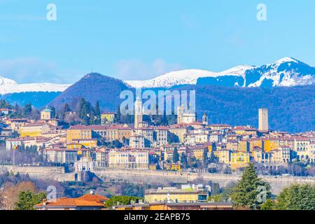 Vue aérienne de la ville italienne Bergame vue depuis l'aéroport adjacent Banque D'Images