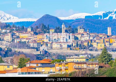 Vue aérienne de la ville italienne Bergame vue depuis l'aéroport adjacent Banque D'Images