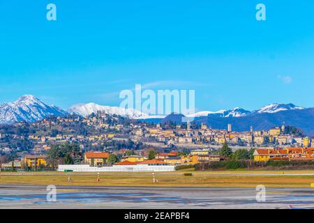 Vue aérienne de la ville italienne Bergame vue depuis l'aéroport adjacent Banque D'Images