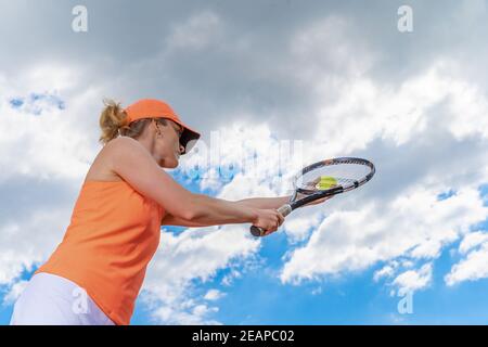 joueur de tennis avec ciel en arrière-plan Banque D'Images