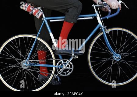 Homme portant plus fours pantalons pose avec rétro vélo de course de route vintage, Ephgrave No. 1 - 1959 Banque D'Images