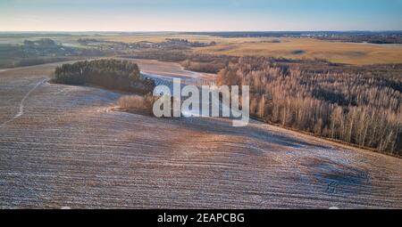 Hiver champ agricole sous le panorama de la neige. Décembre Paysage rural Banque D'Images