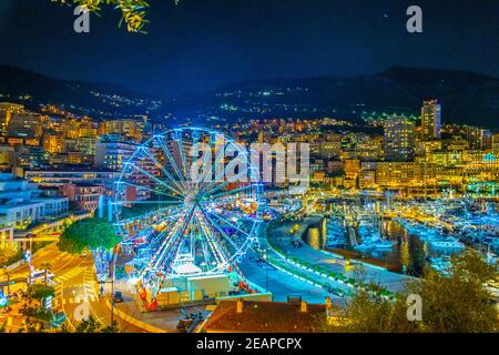 MONACO, MONACO, 29 DÉCEMBRE 2017 : vue nocturne de Port Hercule à Monaco Banque D'Images