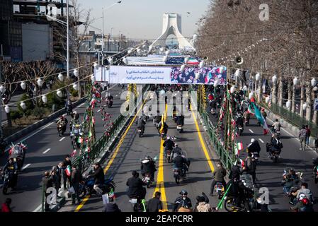 Téhéran, Iran. 10 février 2021. Les Iraniens participent au rassemblement pour commémorer le 42e anniversaire de la victoire de la révolution islamique en Iran, qui a eu lieu par des motos dans le cadre de la pandémie COVID-19 à Téhéran, en Iran, le 10 février 2021. (Photo de Sobhan Farajvan/Pacific Press/Sipa USA) crédit: SIPA USA/Alay Live News Banque D'Images