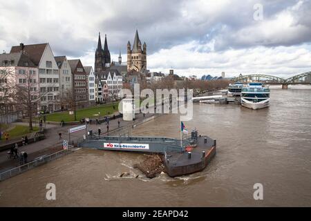 Cologne, Allemagne, 4 février. 2021, inondation du Rhin, la vieille ville avec la cathédrale et l'église Gross Saint-Martin. Koeln, Deut Banque D'Images