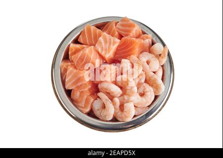 Bol de poisson frais et de crevettes pour chats avec animaux de compagnie queues de crevettes bouillies et saumon cru en dés dans un bol vue de haut en bas isolée sur blanc Banque D'Images