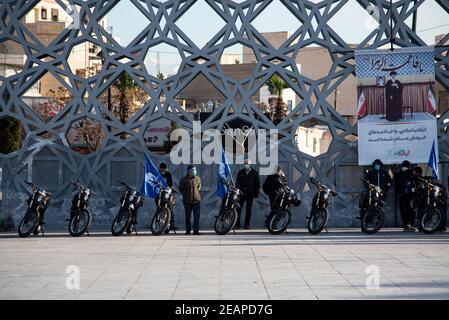 Téhéran, Iran. 10 février 2021. Les Iraniens participent au rassemblement pour commémorer le 42e anniversaire de la victoire de la révolution islamique en Iran, qui a eu lieu par des motos dans le cadre de la pandémie COVID-19 à Téhéran, en Iran, le 10 février 2021. (Photo de Sobhan Farajvan/Pacific Press/Sipa USA) crédit: SIPA USA/Alay Live News Banque D'Images