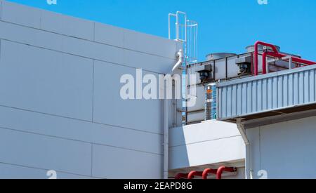 Tour de refroidissement sur le toit du bâtiment. Système de refroidissement industriel. Refroidisseur d'air. Unité de climatisation. Refroidisseur refroidi par air avec système de tuyauterie sur le toit du bâtiment. Tour de refroidissement à l'extérieur du bâtiment Banque D'Images