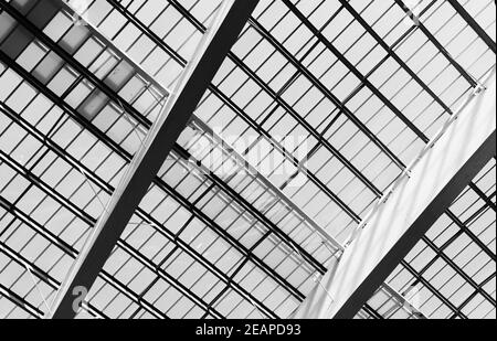 Toit et puits de lumière en plastique du bâtiment. Puits de lumière dôme en feuilles de polycarbonate translucide. Architecture intérieure. Structure de toit moderne. Bâtiment durable. Toit léger. Banque D'Images