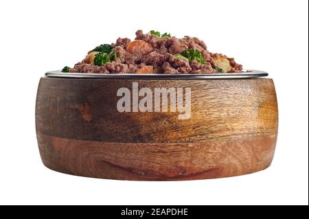 Bol rempli de nourriture maison saine et de qualité supérieure pour les chiens et les chats avec de la viande hachée ou de la barf mélangé avec des assortiments légumes frais dans un angle bas vie Banque D'Images