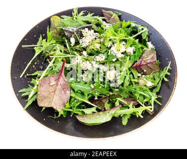 salade verte avec fromage bleu sur l'assiette isolée Banque D'Images