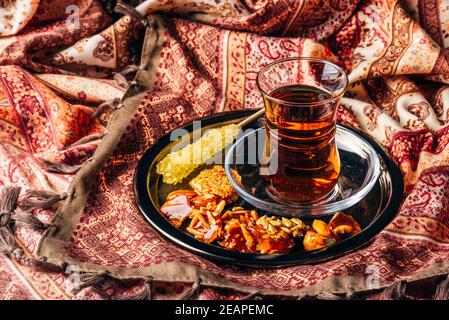 Thé dans l'armudu avec délices orientaux et sucre cristal Banque D'Images