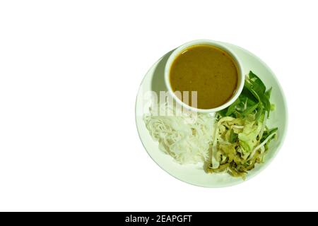 nouilles de riz sauce au curry de lait de noix de coco sauce et légumes frais sur l'assiette Banque D'Images