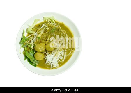 nouilles de riz sauce au curry de lait de noix de coco sauce et légumes frais sur l'assiette Banque D'Images