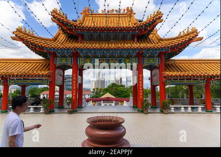 Porte principale du temple de la Déesse de Mercy Bâtiments de grande hauteur à Kuala Lumpur Banque D'Images