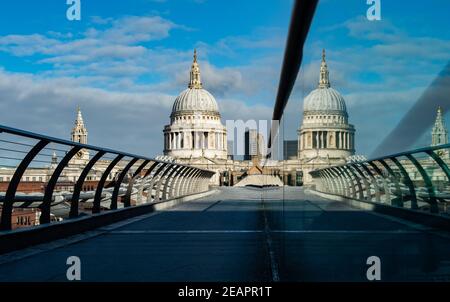 La Cathédrale St Paul du Millennium Bridge Banque D'Images