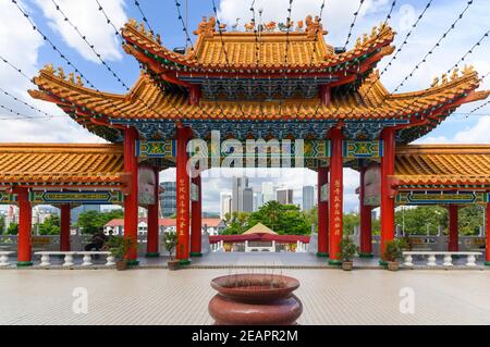 Porte principale du temple de la Déesse de Mercy Bâtiments de grande hauteur à Kuala Lumpur Banque D'Images