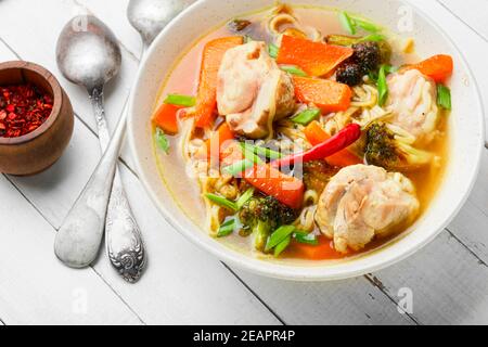 Soupe de poulet et légumes fait maison Banque D'Images