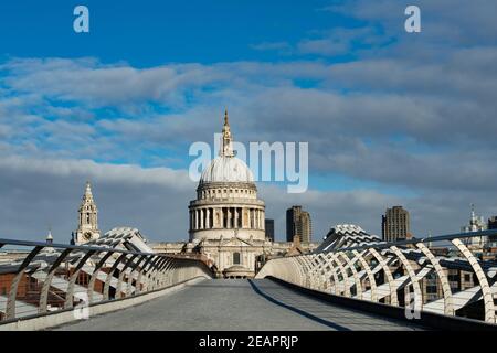 La Cathédrale St Paul du Millennium Bridge Banque D'Images