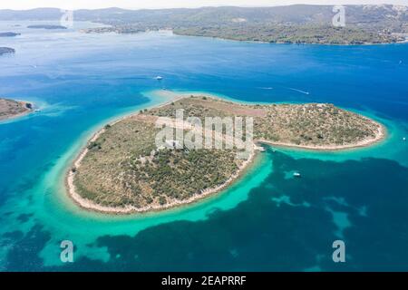 Tir de drone aérien d'une île en forme de coeur Galesnjak en Dalamatia Croatie Banque D'Images