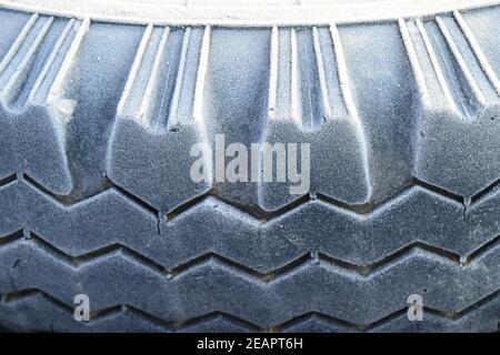Le givre sur une roue pneu en caoutchouc Banque D'Images