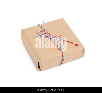 boîte carrée enveloppée de papier kraft brun et attachée avec corde rouge Banque D'Images