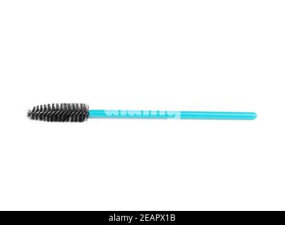 brosse pour sourcils et cils en plastique bleu isolée sur fond blanc Banque D'Images